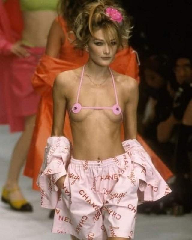 Карла Бруни в скандальном бикини 1996 года от Chanel.