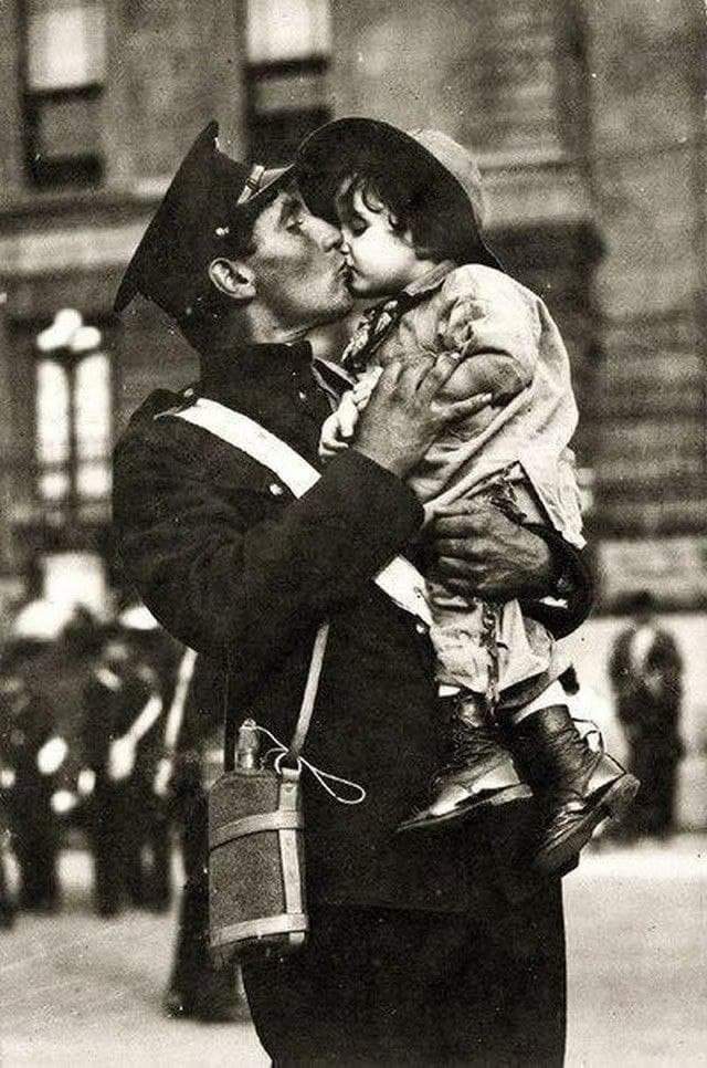 Последние минуты прощания с дочкой. Канадский солдат уходит на войну, Первая мировая, 1914 год.
