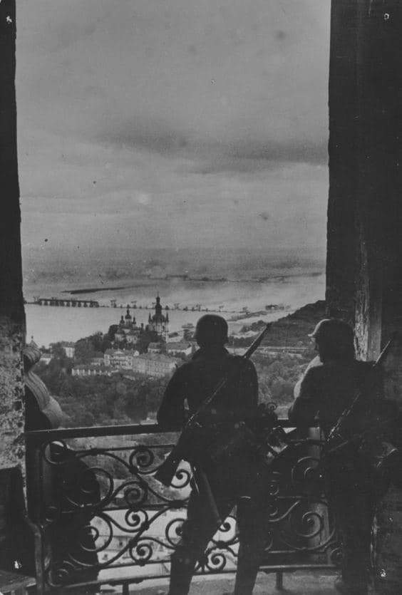Немецкие солдаты в Киеве, 1941 год