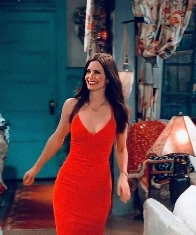 Архивные фотографии звезды сериала &quot;Друзья&quot; Кортни Кокс в красном платье