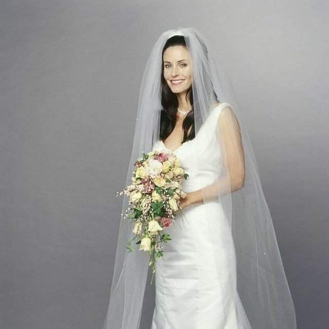Архивные фотографии звезды сериала &quot;Друзья&quot; Кортни Кокс в белом платье