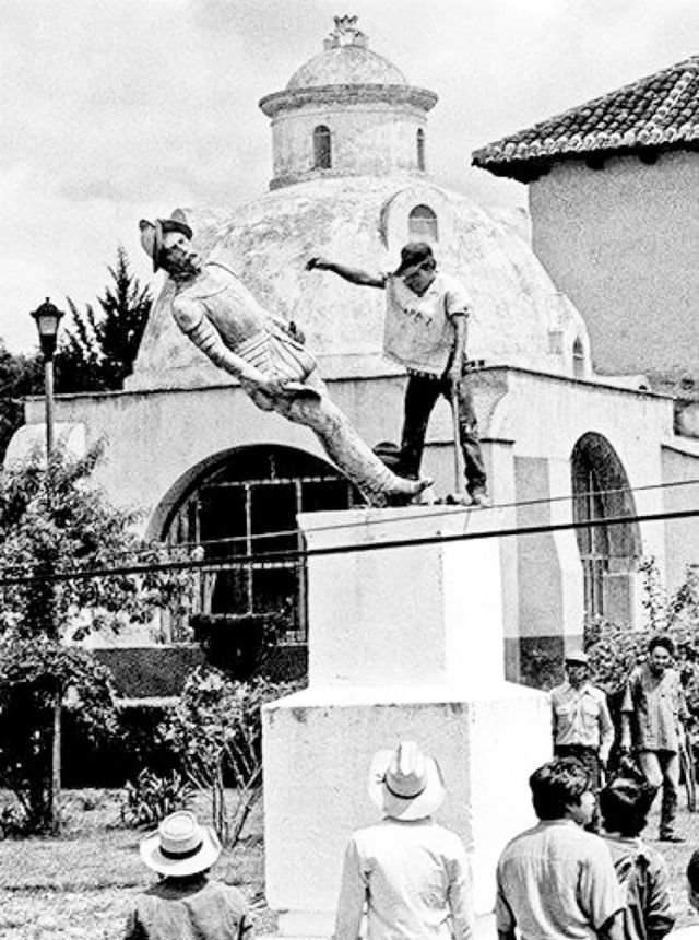 Индейцы сбрасывают памятник Христофору Колумбу с постамента, Мексика, 1994 год
