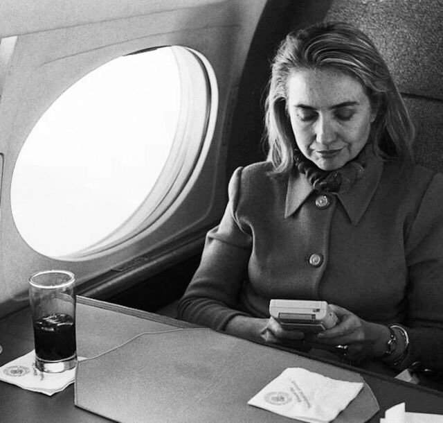 Хиллари Клинтон играет в Game Boy на борту самолёта, 1993 год