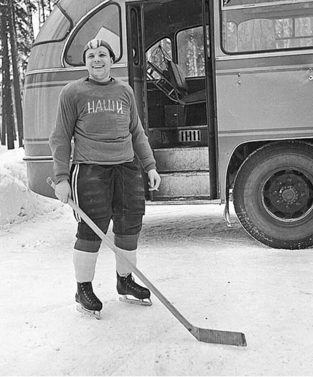 Ю.А. Гагарин играет в хоккей, 1960-е
