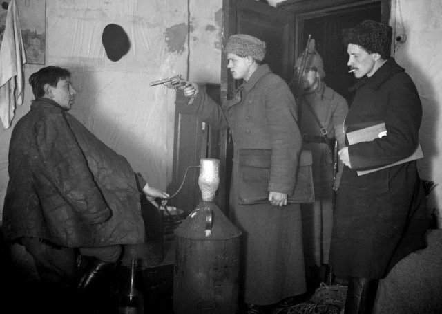 Работники ГПУ арестовывают самогонщика. 1920-й год