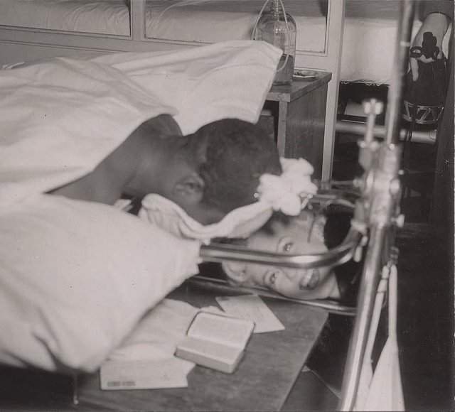 Mэрилин Mонро навещает раненых солдат в Японии, 1954 год.У этого парня была сломана спина и ему приходилось лежать лицом вниз.