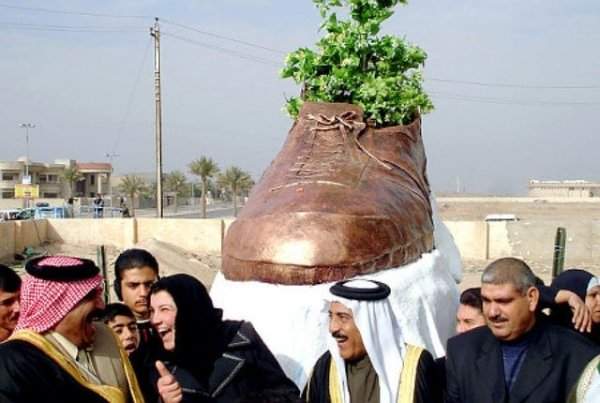 Памятник ботинку, брошенному в Джорджа Буша, в Тикрите, Ирак