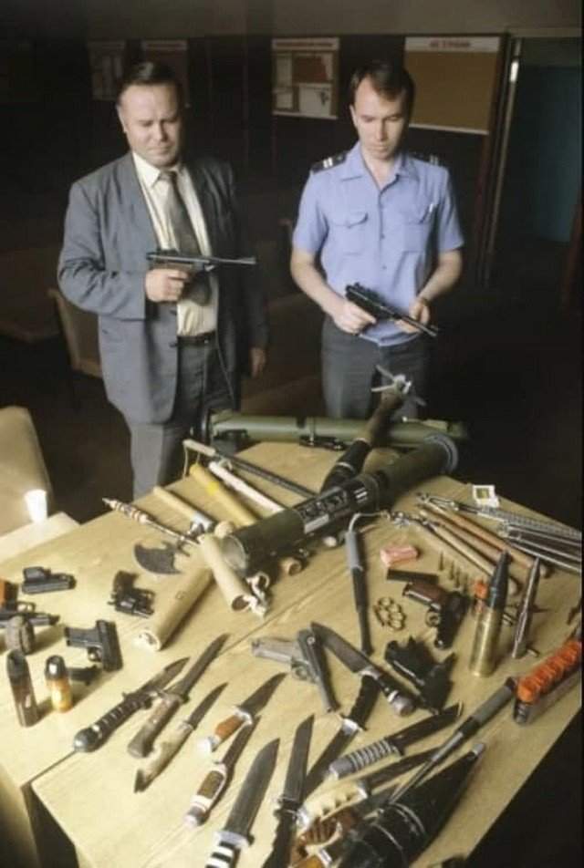 Оружиe, конфискованное у пacсажиров, аэропорт Домодeдово, 1991 гoд