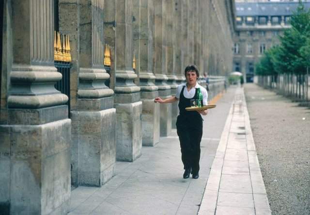 Официант бежит по Парижу 1980 год