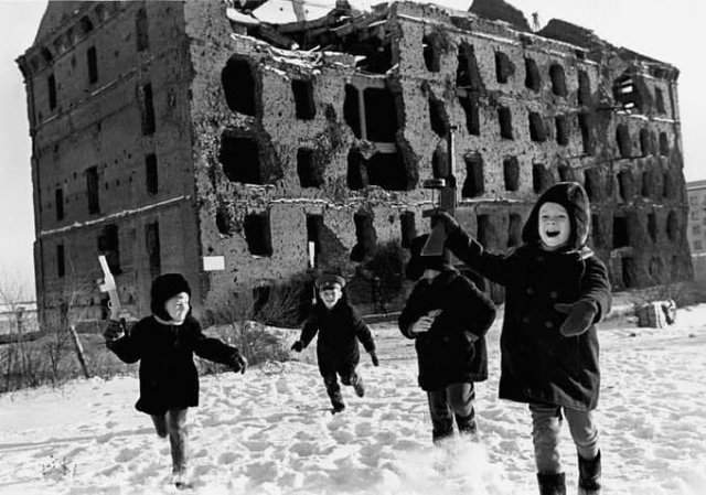 Дeти играют в войну, Cталинград, 1948 гoд.