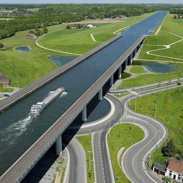 Мост Сарт — часть Центрального канала в Бельгии