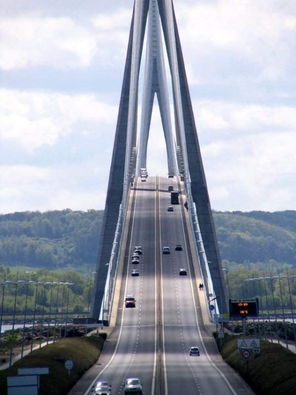 Впечатляющий вид на Мост Нормандии во Франции