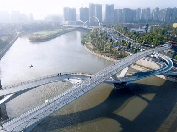 Грандиозный пешеходный мост в китайском городе Чэнду