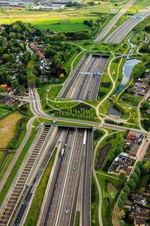 Экодук, железная дорога, шоссе, пешеходные дорожки — всё в одном месте. Бреда, Нидерланды