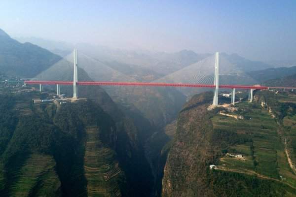 Мост Дугэ в Китае выше всех мостов в мире располагается над пересекаемой преградой