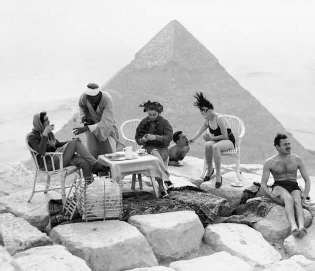 Туристы пьют чай на вершине Великой пирамиды. 1938 год.