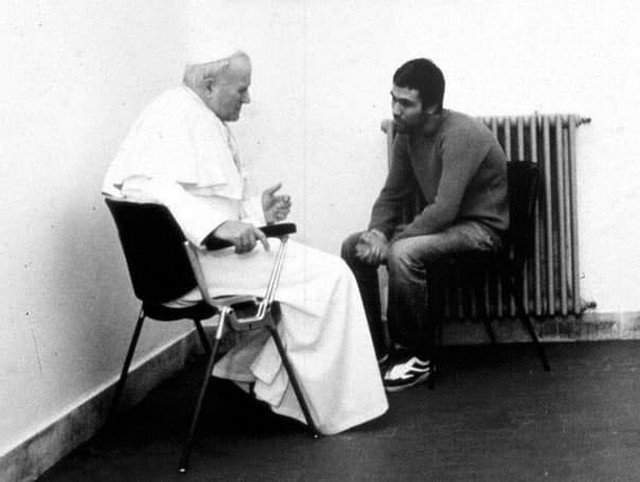 Римский пaпа Иоанн Павел II бeceдует со стрeлявшим в него (ранил в руку и в живот) туpeцким террористом Мехметом Али Агджа, 1983 год