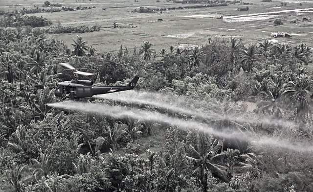 Вертолёт армии США распыляет химическое оружие над джунглями Вьетнама, 1967 г.