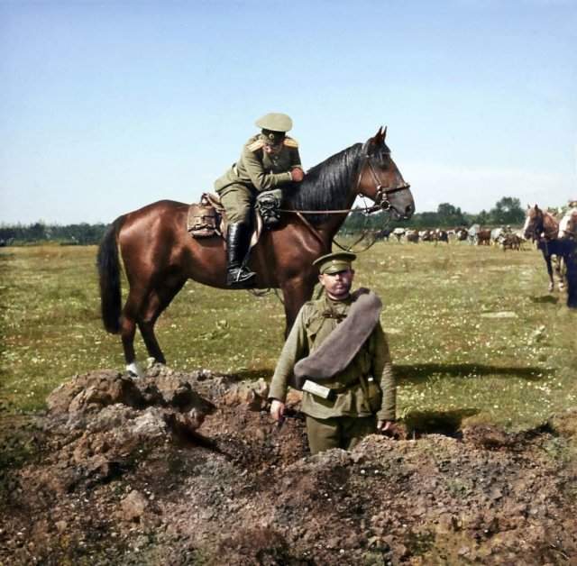 Российский солдат стоит в воронке от снаряда. Первая мировая война, 1914 год.