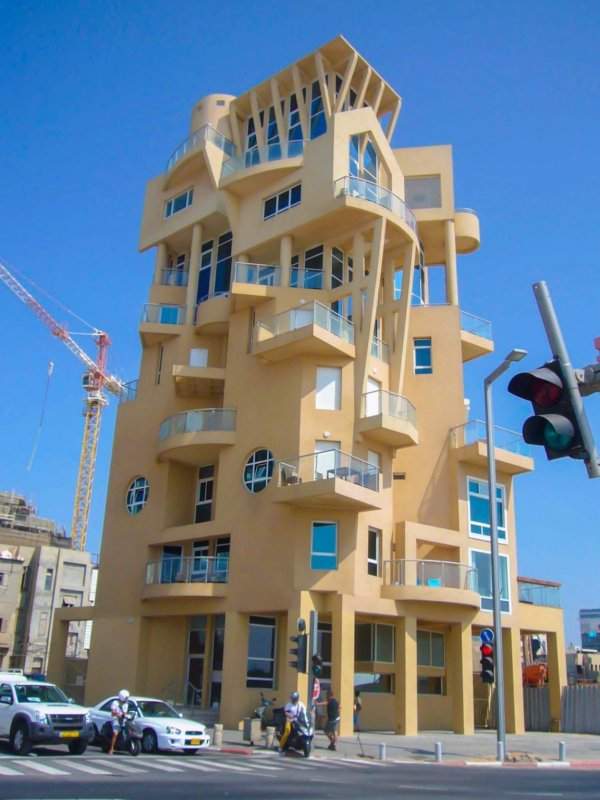Архитектор этого жилого дома в Тель-Авиве говорит, что гордится каждым оскорблением своего творения