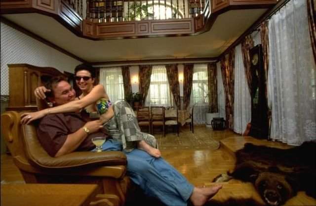 Коммерсант отдыхает с дамой у себя дома, 1997 год.