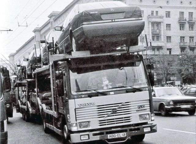 Автовоз Volvo с новенькими Мерседес W140 и W124 на улицах Москвы. 1991 год.