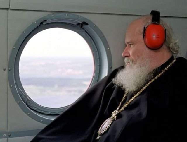 Патриарх Алексий II осматривает с борта вертолета церкви острова Кижи. Республика Карелия. РФ, 2000 год.