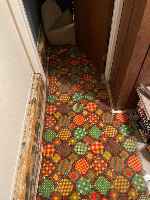 Мы подняли ковровое покрытие в нашем доме и нашли шедевр 70-х годов