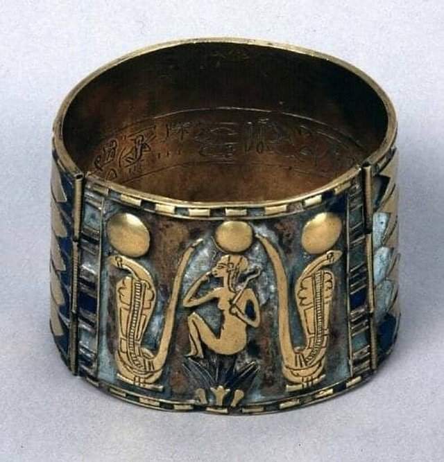 Древнеегипетский браслет из лазурита и золота, 940 г. до н.э., 22 династия. Британский музей.