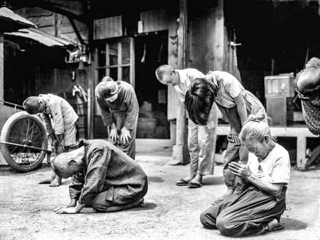 Японцы слушают сообщение императора о капитуляции. Япония, 1945 год.