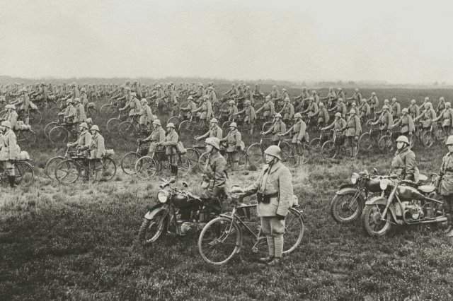 Велосипедный полк армии Нидерландов накануне немецкого вторжения, 1940 год.