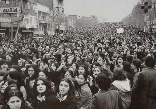 Женщины, возражающие принудительному ношению хиджаба в Иране спустя дни после исламской революции, 1979г.