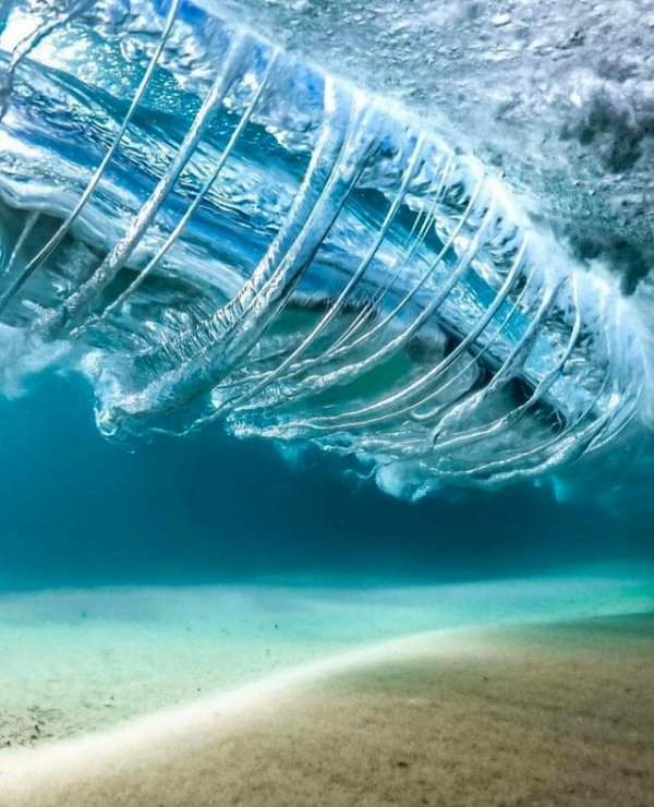 Как выглядят волны, если смотреть на них из-под воды