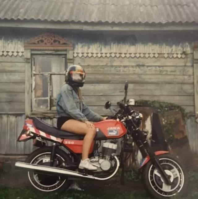 Девушка на мотоцикле «Jawa». Россия, 1990-е годы.