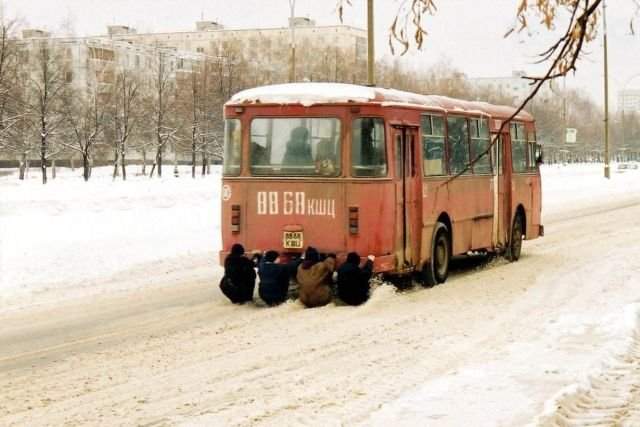 Ребята катаются держась за задний бампер рейсового автобуса ЛИАЗ-677, Тольятти, 2000 год.