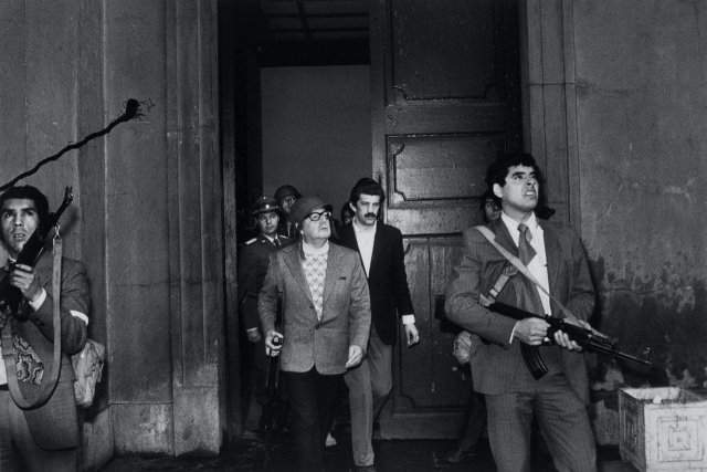 Демократически выбранный президент Сальвадор Аленде за секунды до смерти во время военного переворота в президентском дворце. Чили, 11 сентября 1973 года