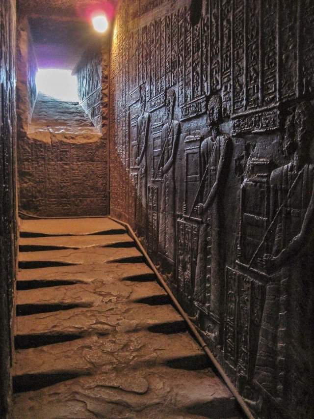 Западная лестница, ведущая на крышу храма богини Хатхор в Египте