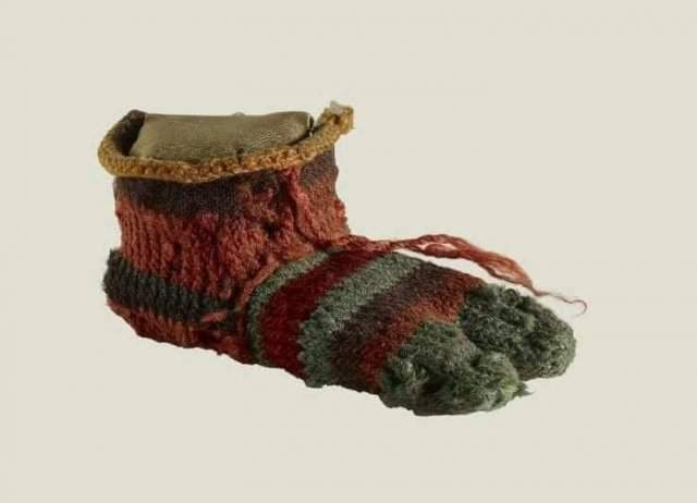 Римский детский носок. Возраст около 2000 лет. Цвета остались нетронутыми. Хранится в Британском музее