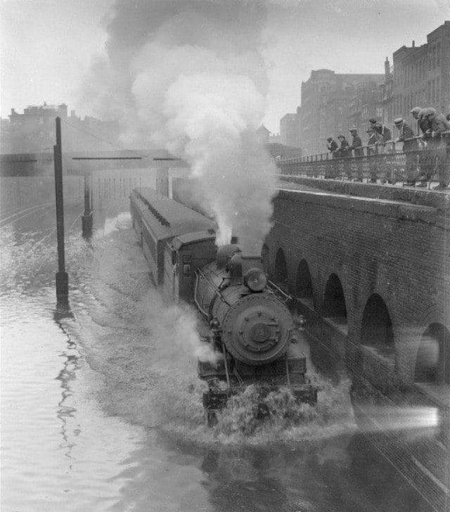 Паровоз движется по затопленной улице во время наводнения в Бостоне, 1915 год.