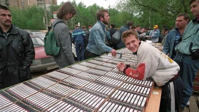 Торговля видеокассетами на &quot;Горбушке&quot;, Москва, 1990–е