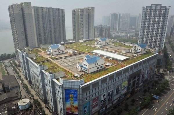 Частные дома на крыше восьмиэтажного торгового центра в Чжучжоу, Китай