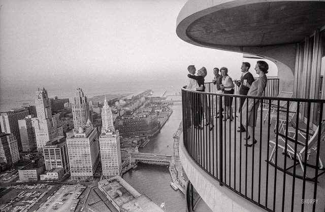 Новоселы квартиры на 60м этаже нового небоскреба Marina City. Чикаго, 1963 год.