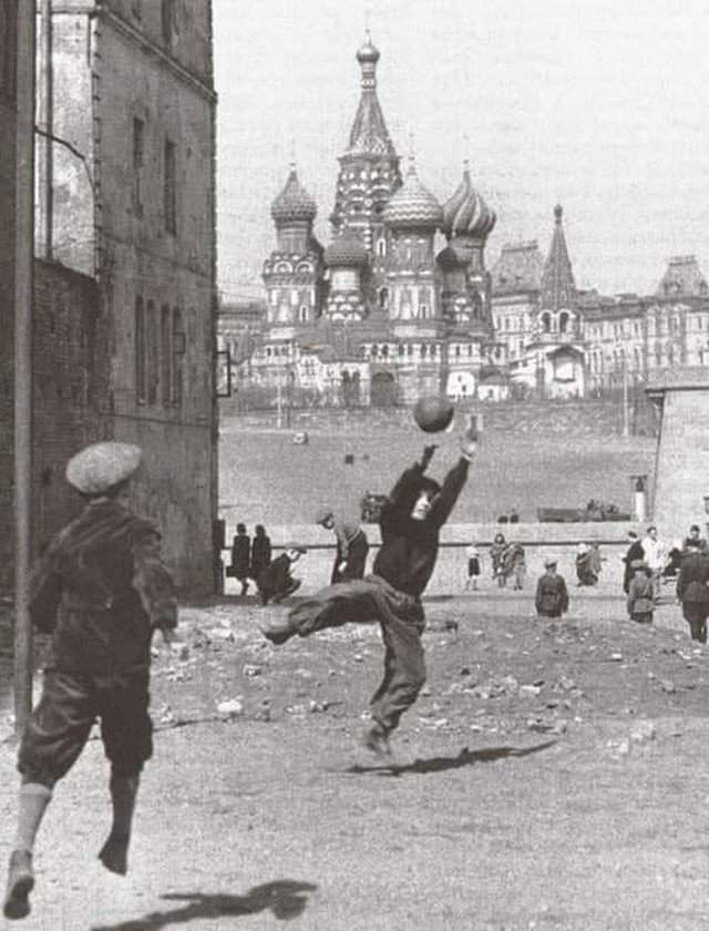 Футболисты на Софийской набережной, Москва, 1958 год