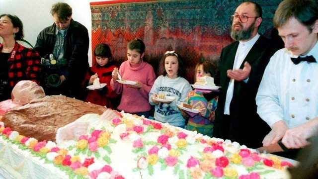 Дети 1990-х разрезают торт формы Ленина на мeроприятии «Ленин в тебе и во мне». Москва, 1998 год.