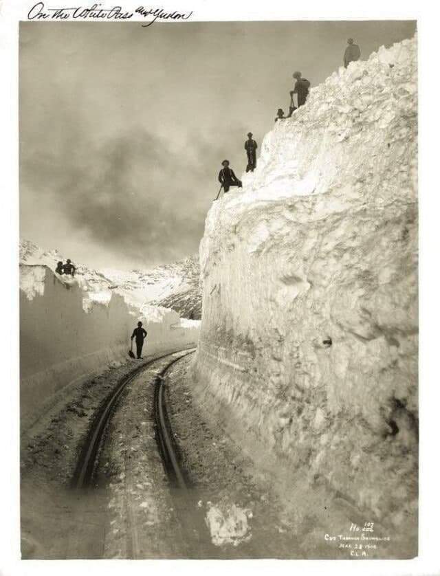Рабочие очищают от снега железную дорогу, Аляска, 1904 год.