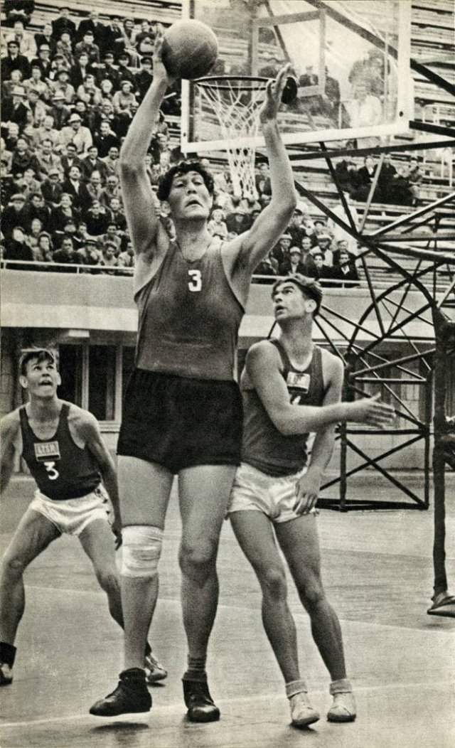 Увайс Мажидович Ахтаев - чеченский баскетболист, который мог просто положить мяч в кольцо, 1950-е годы