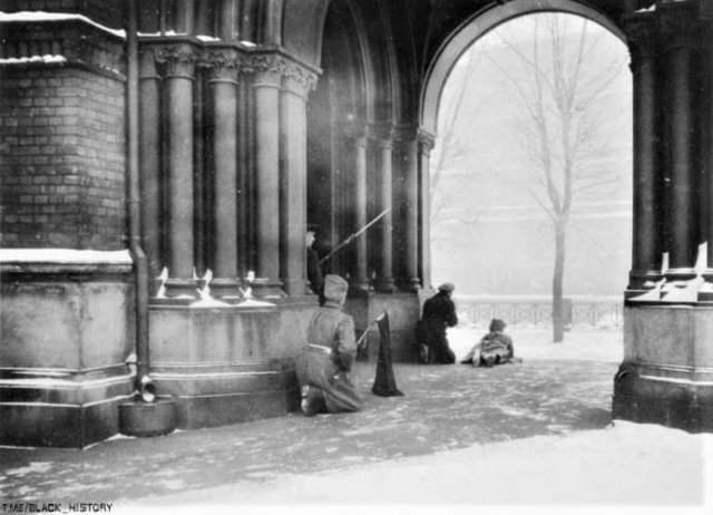 Студенты и солдаты в районе Мойки стреляют в полицию. Петроград. Февраль 1917 года.