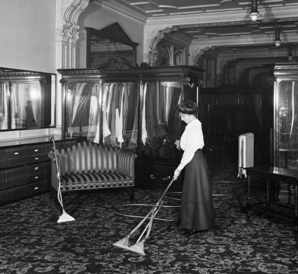 1910 год. Универмаг Лондона. Женщина демонстрирует новейшую модель пылесоса