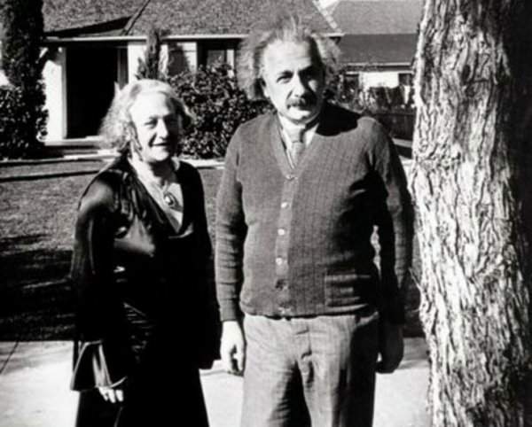 1930-е. Альберт Эйнштейн со своей второй женой Эльзой