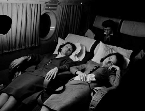 1950-е. Две женщины спят на борту самолета Pan American World Airways, летящего из Орли в Рим